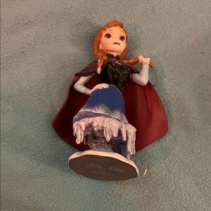 Disney frozen on Disney showcase statue